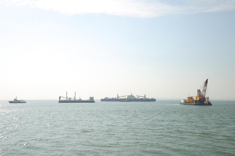 10月12日下午，伶仃洋海面上举行的公路水运工程建设安全海上综合应急演练现场